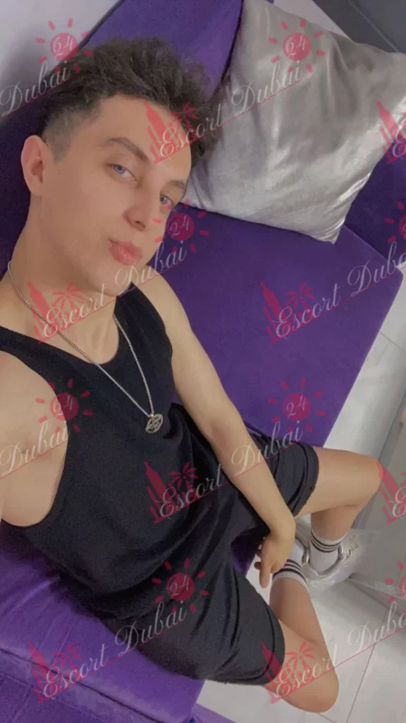 Thomas, 20 years old, 180 cm